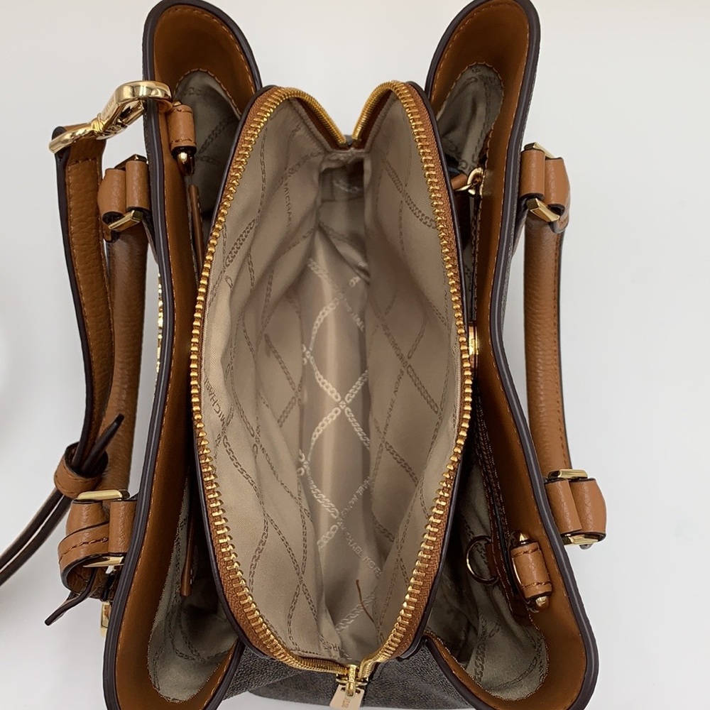 MICHAEL KORS
Camille Small Satchel / Crossbody BROWN
SIGNATURE COLOR - Picture 8 of 16